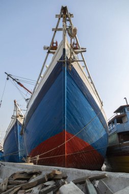 Jakarta şehrinin limanında geleneksel yöntemlerle inşa edilmiş büyük, eski bir ahşap teknenin pruvası. Adalar arasında her türlü malı taşımak için kullanılır..