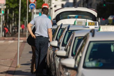 Madrid, İspanya - 19 Mayıs 2020: Madrid 'in özel kamu taksi servisi, O' Donnell caddesinde, Retiro 'nun merkez bölgesinde hizmet vermektedir..