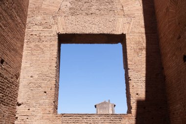 Roma, İtalya - 29 Haziran 2010: Antik Casina Farnese, Roma, Palatine Hill yakınlarındaki Roma İmparatorluk Sarayı 'nın penceresinden görüldü..