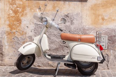 Roma, İtalya - 28 Haziran 2010: Roma 'da çağdaş kentsel kültürün ve yaşam tarzının sembolü olan antika, klasik bir motosiklet merkezi bir caddeye park edilmiştir..