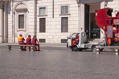 Roma, İtalya - 28 Haziran 2010: Roma 'da halka açık çöp toplama servisinden işçiler Piazza Navona' da bir bankta oturuyorlar.