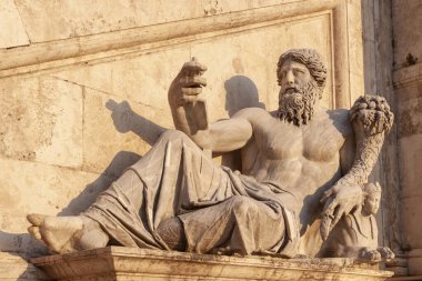 Roma, İtalya - 27 Haziran 2010: Capitoline Hill, Piazza Campidoglio 'daki Nil Nehri Tanrısı' nın heykeli, Dea Roma Çeşmesinin yanında..