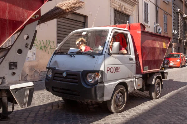 Roma, İtalya - 29 Haziran 2010: Roma 'nın kamu çöp toplama servisinin kamyonlarından biri olan iki kadın sürücü.