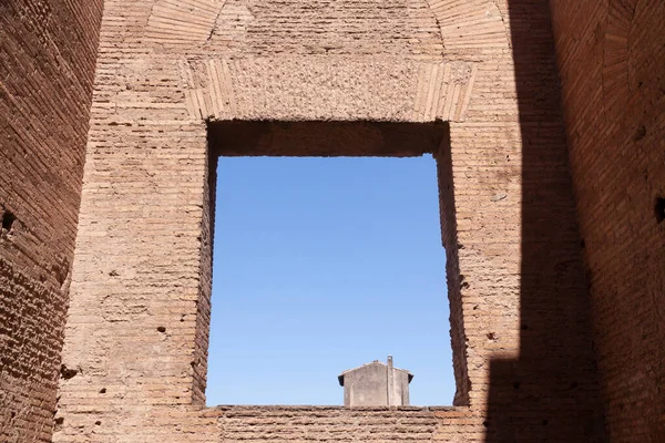 Roma, İtalya - 29 Haziran 2010: Antik Casina Farnese, Roma, Palatine Hill yakınlarındaki Roma İmparatorluk Sarayı 'nın penceresinden görüldü..