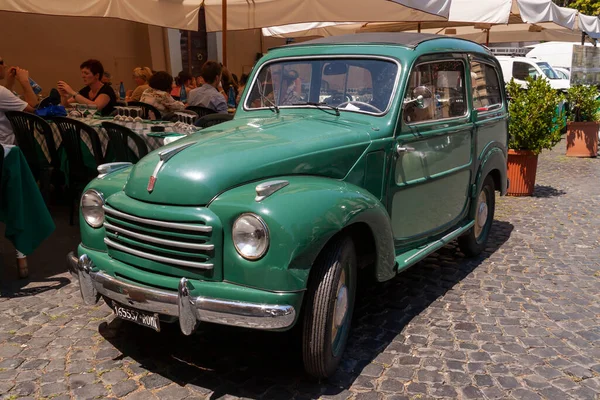 ローマ イタリア 2010年6月28日 60年代の古典的な古いヴィンテージ車 フィアットブランドは ローマの中心街の一つに駐車したまま — ストック写真