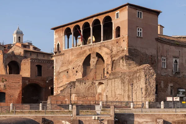 Roma, İtalya - 27 Haziran 2010: Rodos Şövalyeleri Meclisi, Augustus Forumu 'nun karşısında, Roma.