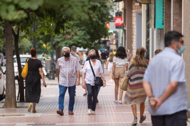 Zaragoza, İspanya - 18 Ağustos 2020: Zaragoza 'nın orta bölgesinde, koronavirüs salgını nedeniyle yüz maskeleriyle yürüyen insanlar.