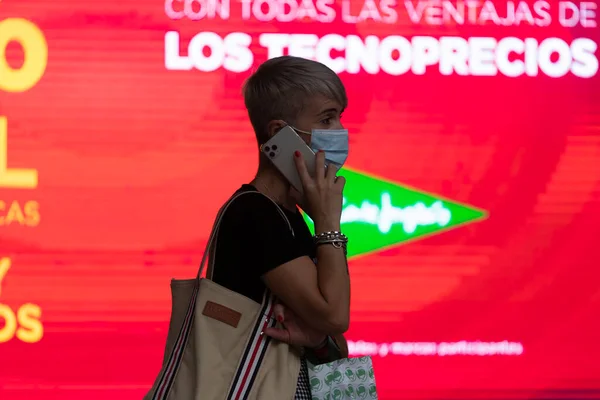 Saragossa Hiszpania Sierpnia 2020 Kobieta Rozmawia Przez Cały Smartfon Maską — Zdjęcie stockowe
