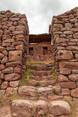 Pisac, Peru - 4 Nisan 2014: Pisac Arkeoloji Parkı, Vilcanota nehir vadisi yakınlarındaki antik İnka şehrinin kalıntıları ve yapıları, Peru.