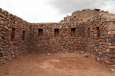 Pisac, Peru - 4 Nisan 2014: Pisac Arkeoloji Parkı, Vilcanota nehir vadisi yakınlarındaki antik İnka şehrinin kalıntıları ve yapıları, Peru.