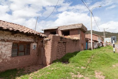 Ccorao, Peru - 4 Nisan 2014: Peru 'da Taray ve Pisac' a doğru yol kenarındaki Ccorao 'daki evlerin görüntüsü.