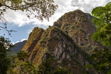 Aguas Calientes, Peru - 5 Nisan 2014: Peru 'nun Machu Picchu kentinin yanındaki tropikal ormanlarla çevrili Aguas Calientes yakınlarındaki dağların manzarası.