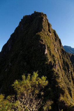 Machu Picchu, Peru - 6 Nisan 2014: Machu Picchu, Peru yakınlarındaki kutsal dağ Huayna Picchu.
