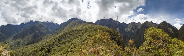 Panorámás Kilátás Nyílik Hegyekre Amelyek Körülveszik Várost Machu Picchu Peru — Stock Fotó