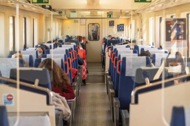 Zaragoza, İspanya - 29 Eylül 2020: Pamplona 'ya giden bölgesel ekspres trenlerden birinin yolcuları, Zaragoza' daki Delicias tren istasyonundan yola çıktılar..