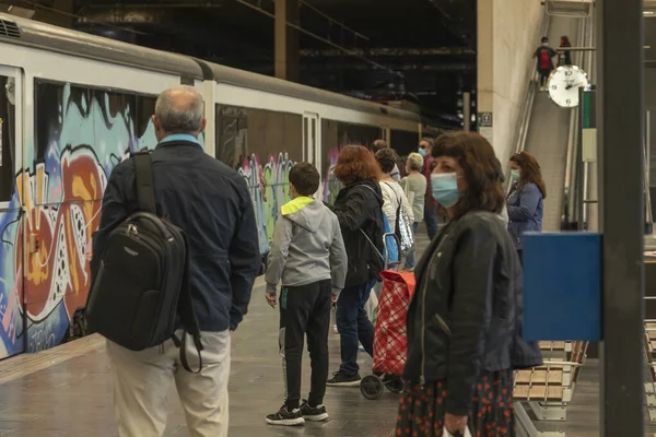 Zaragoza, İspanya - 29 Eylül 2020: Bir grup gezgin, Delicias tren istasyonu Zaragoza 'ya gelen bölgesel ekspres trenlerden birine binmeye hazırlanıyor..