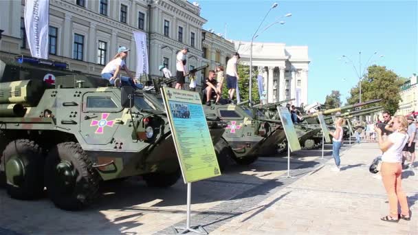 Kyiw, Ukraine - 23. August 2018: Ausstellung moderner Waffen und militärischer Ausrüstung. — Stockvideo
