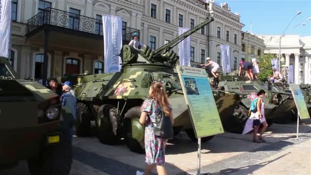 KYIV, UCRAINA - 23 AGOSTO 2018: una mostra di armi moderne e attrezzature militari. . — Video Stock