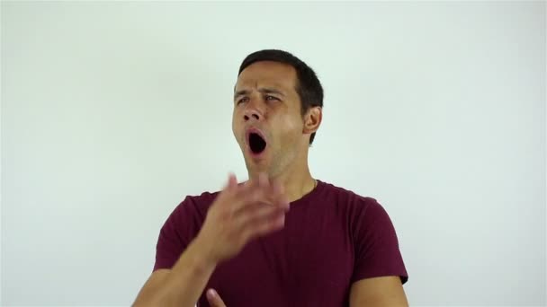Красивий молодий чоловік позіхає під час розмови на відеочаті . — стокове відео