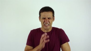 Yakışıklı genç bir diş ağrısı muzdarip.