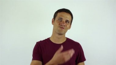 Yakışıklı bir genç adam yüzünü dokunur ve yaklaşık tıraş etmektir.