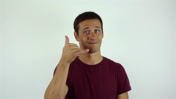 Csinos, fiatal férfi teszi egy kéz gesztus, azzal a kéréssel, hogy hívja vissza. — Stock videók