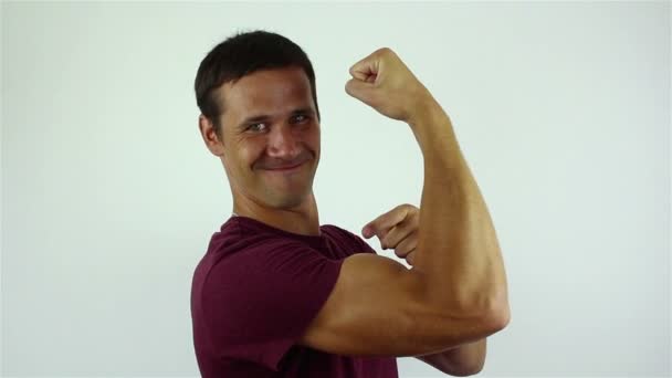 Knappe jongeman toont zijn biceps. — Stockvideo