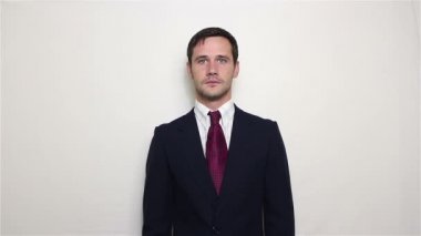 Kameraya bakarak ağır pişman kaybı satış, genç yakışıklı iş adamı sighs