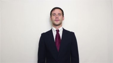 Kameraya bakarak ağır pişman kaybı satış, genç yakışıklı iş adamı sighs