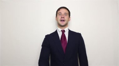 Yakışıklı genç işadamı aktif sevinç ifade eder, eliyle bir jest yapar ve 