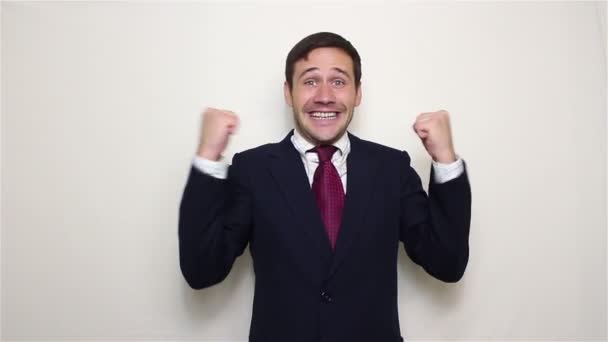 Beau jeune homme d'affaires exprime activement la joie applaudissements et rire fort — Video