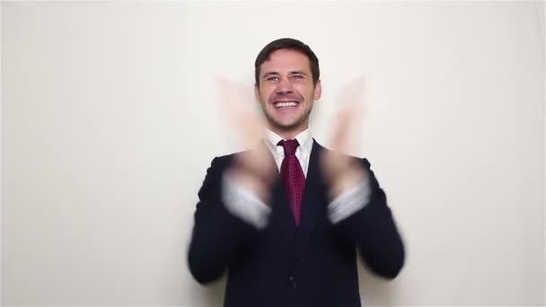 Красивый молодой бизнесмен активно выражает радость аплодисментами и громким смехом — стоковое видео