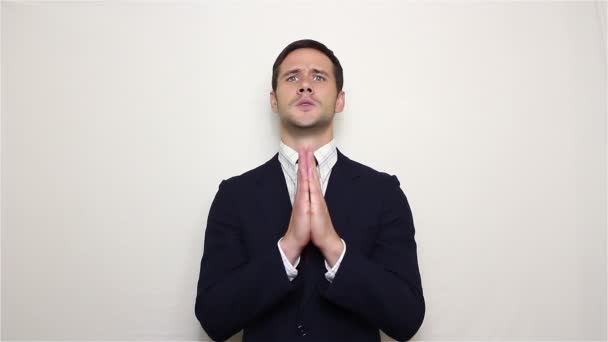 Νεαρός επιχειρηματίας όμορφος προσεύχεται, ζητώντας από τον Θεό για βοήθεια στην επιχείρηση — Αρχείο Βίντεο