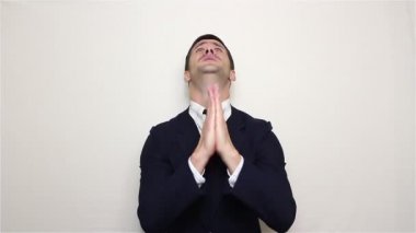 Genç yakışıklı işadamı dua ediyor, Tanrı yardım iş istiyor.