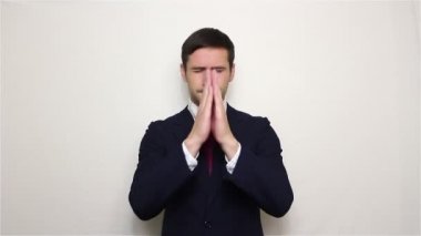 Genç yakışıklı işadamı dua ediyor, Tanrı yardım iş istiyor.