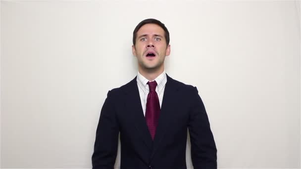 Giovane uomo d'affari bello pregando parla per favore, chiedendo aiuto a Dio negli affari — Video Stock
