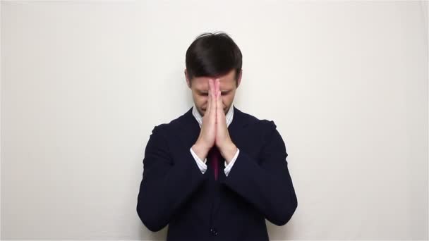Ung snygg affärsman be talar snälla, be Gud om hjälp i business — Stockvideo