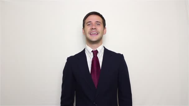 Junger gutaussehender Geschäftsmann sagt ja und nickt — Stockvideo