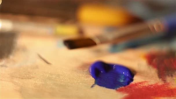 Konstnären doppar sin penseln i blå färg. . — Stockvideo