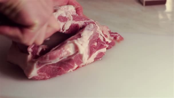 Šéfkuchař kusy čerstvé vepřové maso na steaky. — Stock video
