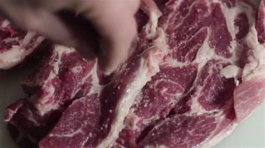 Şef tuz taze et sprinkles..