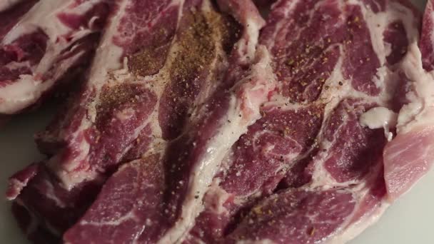 Szakács friss hús, sóval és fűszerekkel ízesítésére. — Stock videók