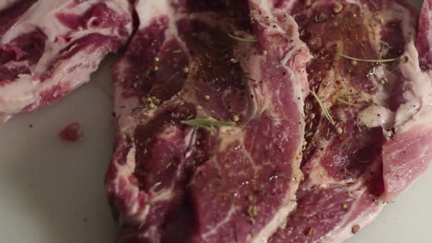 Chef marinando carne fresca em especiarias e azeite . — Vídeo de Stock