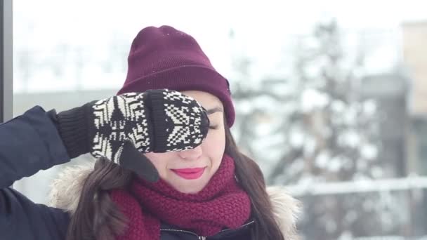 Hermosa joven en un ambiente romántico con placer bebe café a través de una paja en un parque de invierno . — Vídeo de stock