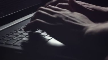 genç adam onun laptop üzerinde çalışma.