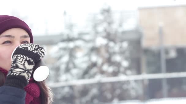 美丽的年轻女孩在冬天森林喝咖啡. — 图库视频影像