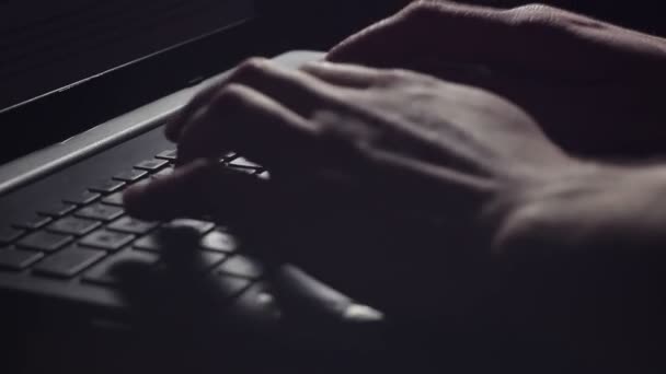 Fiatal férfi az ő laptop gépelés. — Stock videók