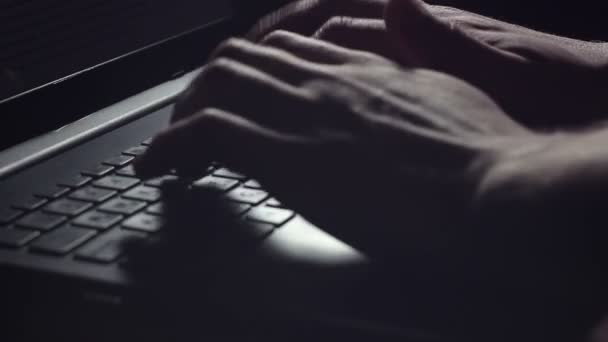Jonge man aan het werk op zijn laptop. — Stockvideo