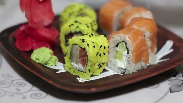 Ruka Hůlkami Marinovaným Zázvorem Sushi Roll Bere Plate Close — Stock video