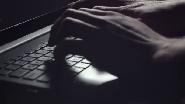 Genç adam onun dizüstü bilgisayarda çalışır, yazdırır ve touchpad kullanır. — Stok video
